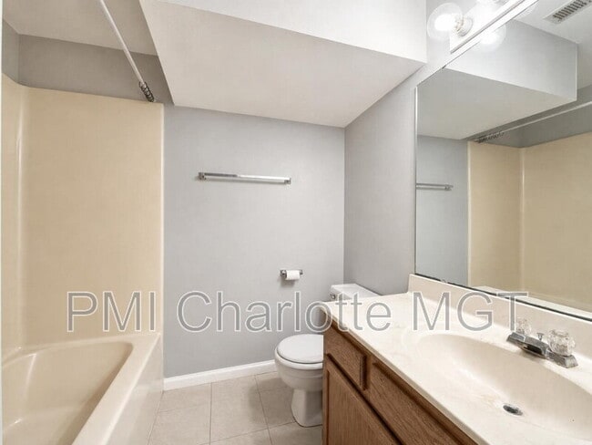 Building Photo - 654 Lex Dr