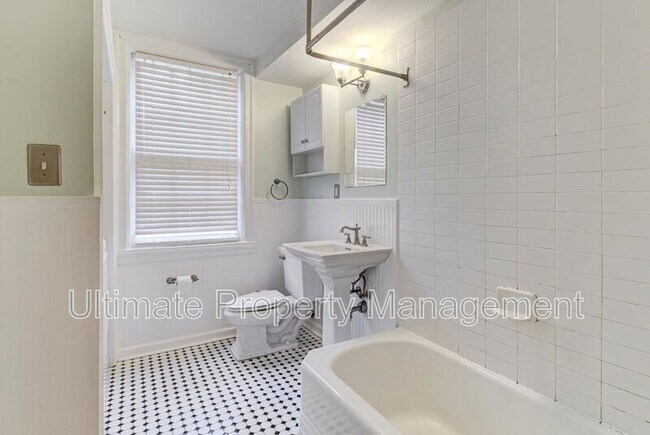 Building Photo - 2940 Oleander Dr