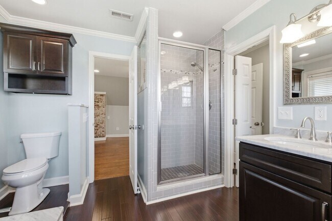 Building Photo - 1 Month's Free Rent - 5 Bedroom Home Between 12 South and Oak Hill