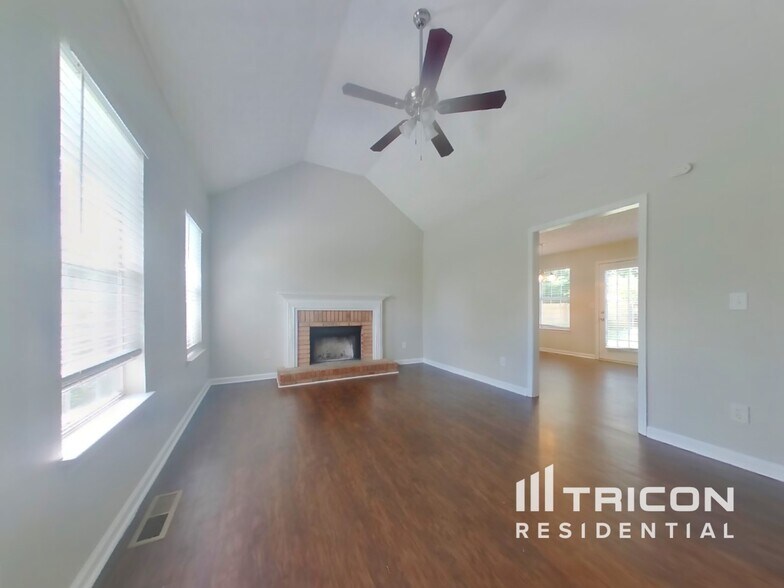 Building Photo - 102 Thornwood Dr