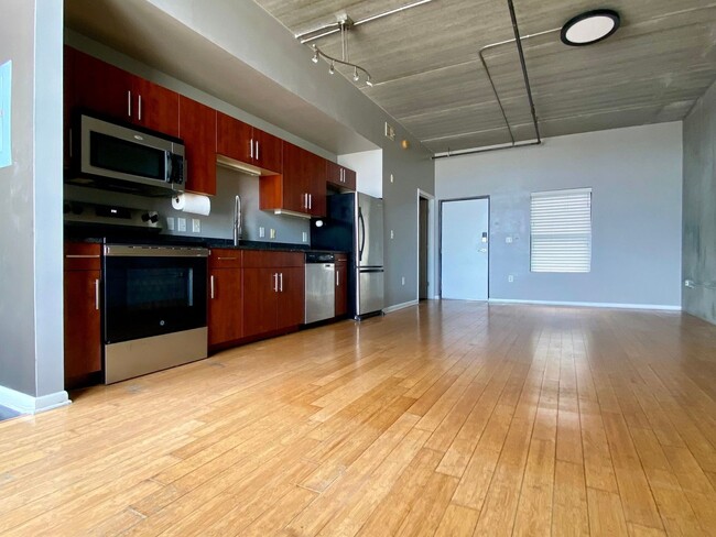 Building Photo - 1 Bedroom Industrial Condo in Downtown Cha...