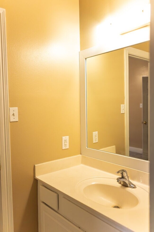 Building Photo - 3 br 2 ba Penny Lane