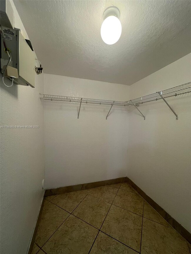 Building Photo - 1241 SE 29th St