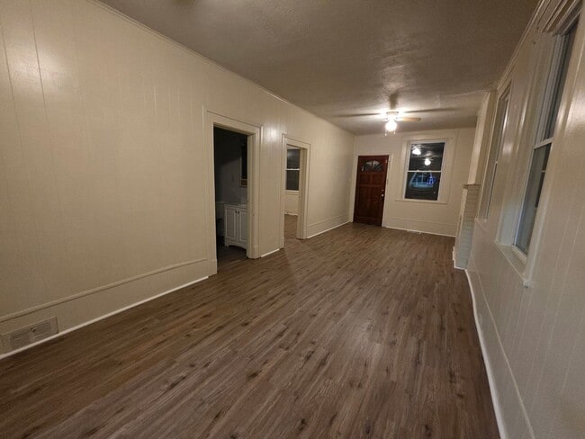 Building Photo - Updated 2 bedroom 1 bath house!