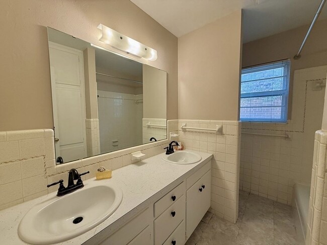Building Photo - 2507 Camarie Ave