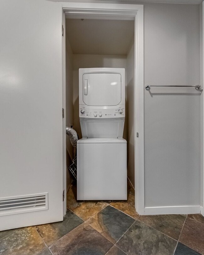 Building Photo - Juhl 345-City Views from this Spacious Deluxe Studio Residence