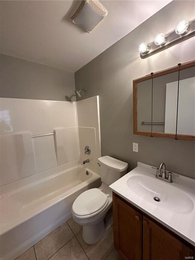 Building Photo - Discover the epitome of comfort in this 3-bed, 2-bath ranch-style gem.