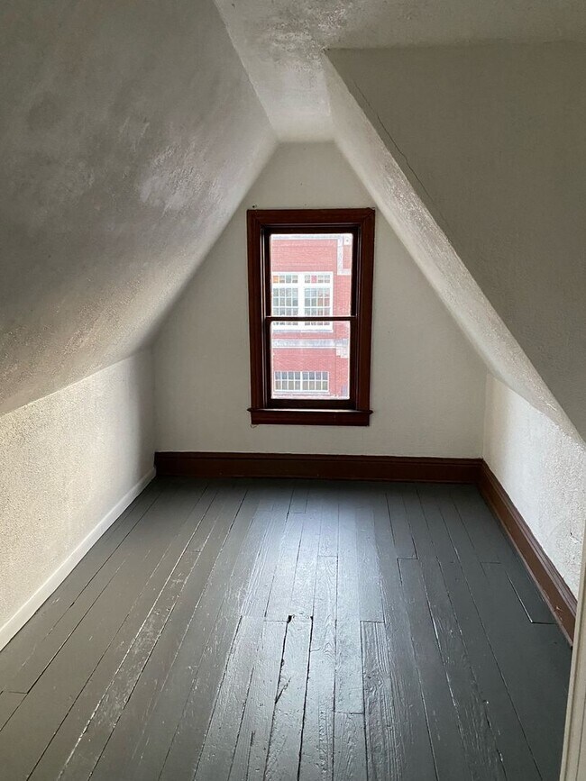 Building Photo - 664 Linden Ave