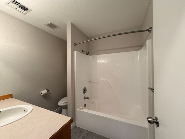 Building Photo - 1073 NE Hidden Valley Dr