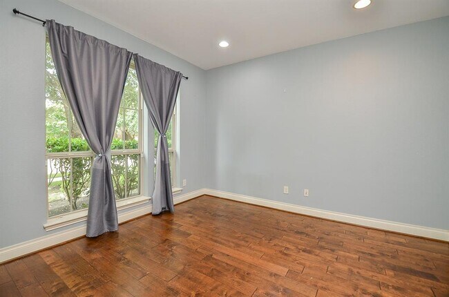 Building Photo - 28722 Maple Red Dr