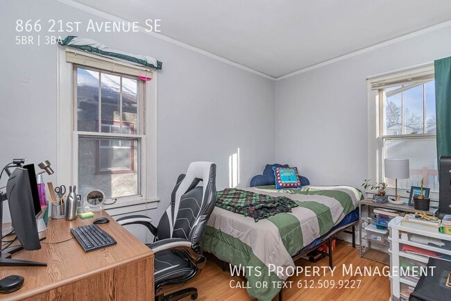 Building Photo - 866 21st Ave SE