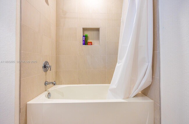 Building Photo - 715 SE 17th Ave