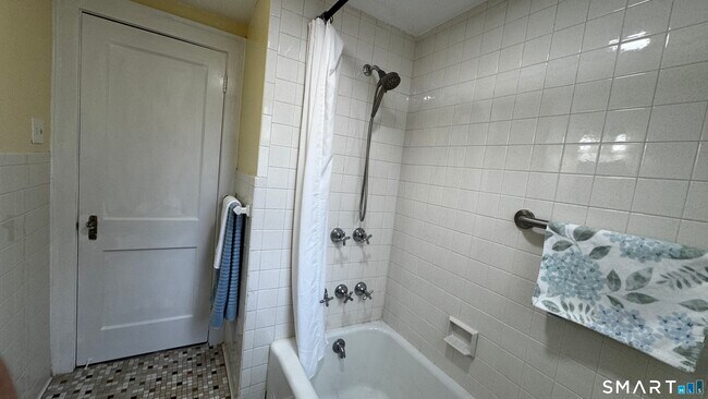 Building Photo - 406 Oakwood Ave