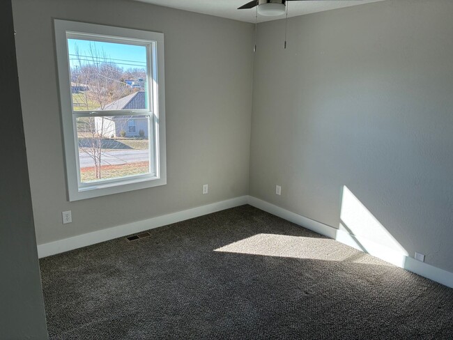 Building Photo - Beautiful 3 bedroom, 2 bath, 2 car garage duplex in Ozark! Spacious, granite with open / split be...