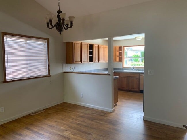 Building Photo - Great Home in H Section of Rohnert Park ~ 5 bedrooms and 2 bathrooms ~ Co Signers are Accepted