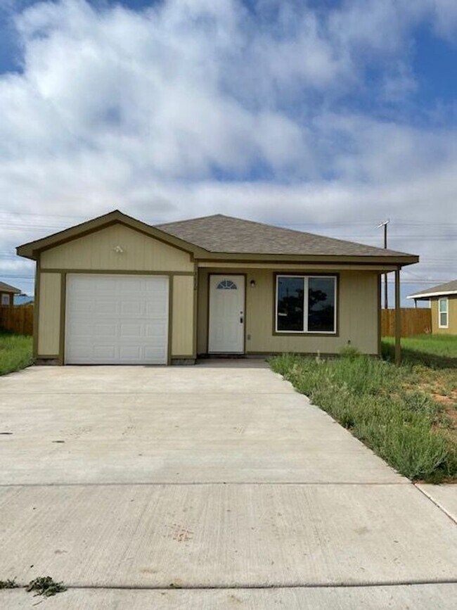 Building Photo - Super cute, 3 bedroom home. Outskirts of town