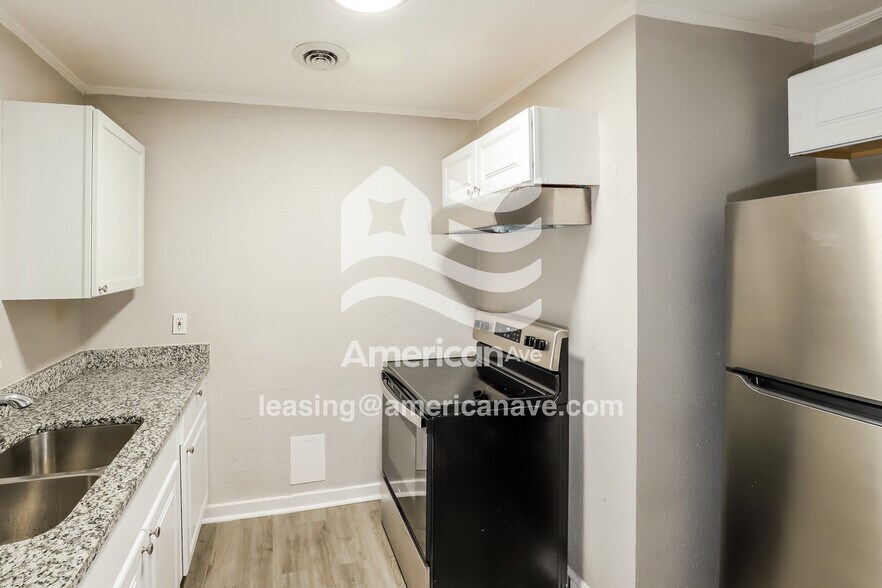 Building Photo - 7937 Park Ave