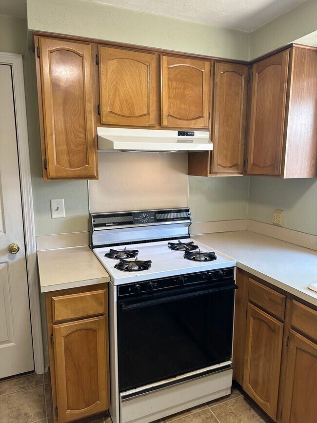 Building Photo - Large 2 bedroom 2 bathroom duplex with garage!