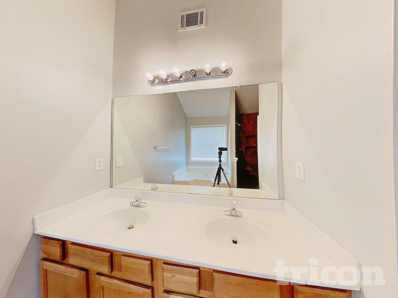 Building Photo - 2143 Oakland Farm Dr