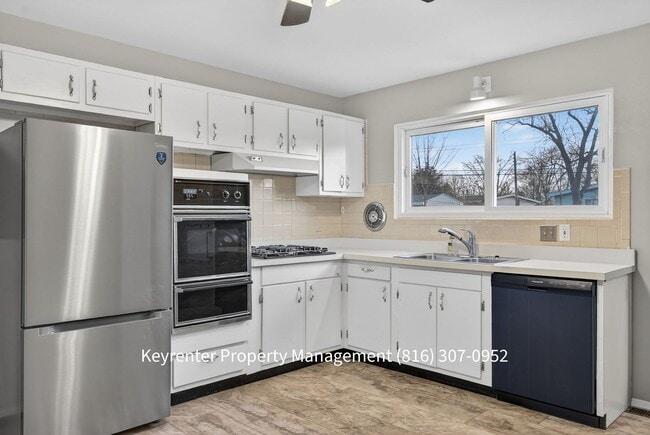 Building Photo - Spacious Florissant Home with Finished Basement & Bar