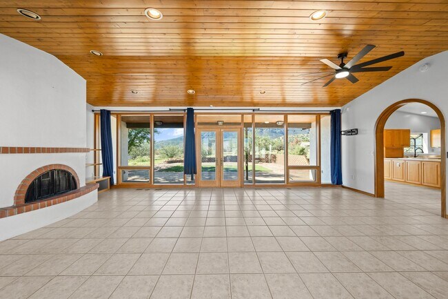 Building Photo - Mountain Views