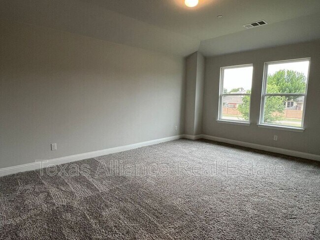 Building Photo - 552 Hutchinson Ln