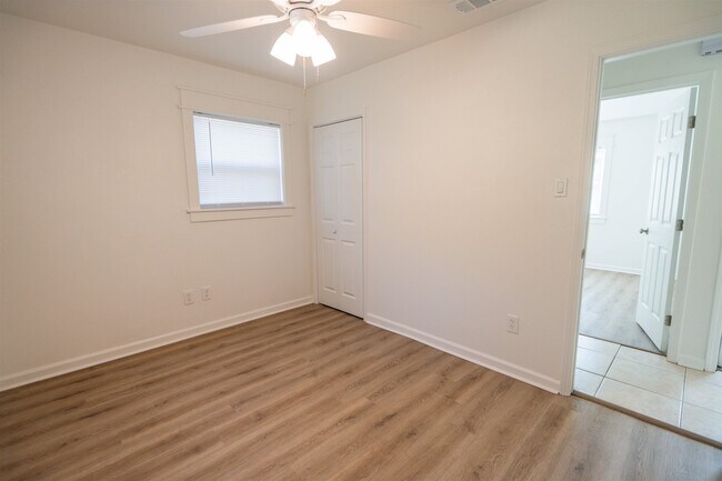 Building Photo - 406 Essex Dr