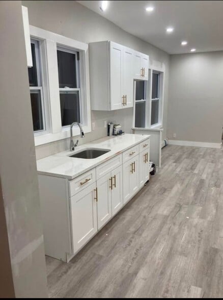 Building Photo - 7 Cottage Street Ext