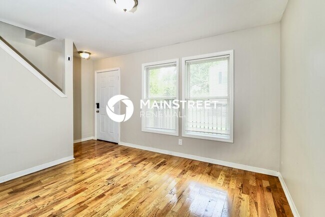 Building Photo - 3 Bedroom Pet-Friendly Home in Louisville, KY with Main Street Renewal