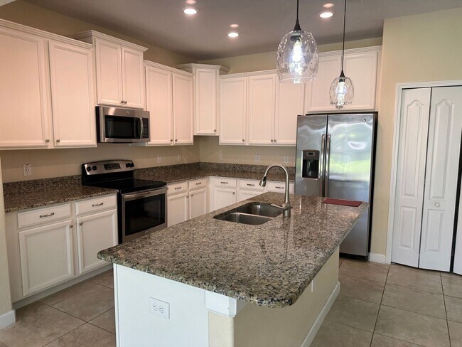 Building Photo - Beautiful 4/3.5 home located in Independence Signature Lakes Community of Winter Garden!