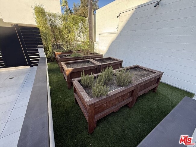 Building Photo - 505 S Barrington Ave