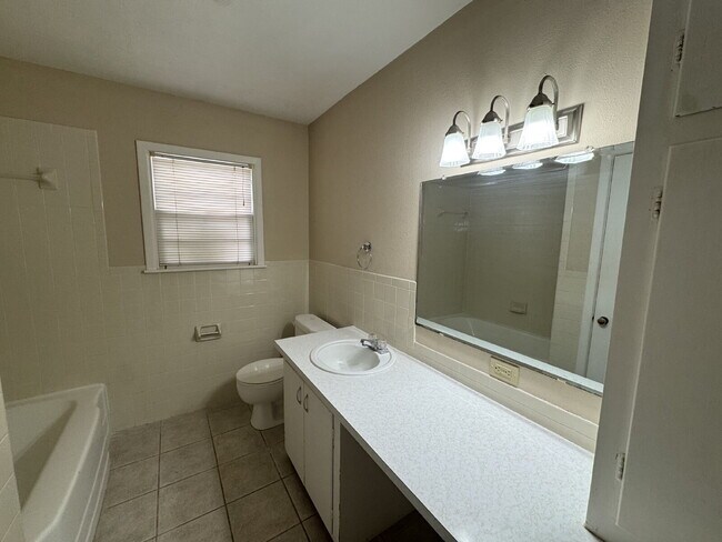 Building Photo - Lovely House Located Minutes From Elementary, Medical District & Texas Tech Campus!