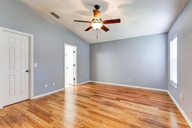 Building Photo - Spacious 4-Bedroom Home in Rivercrest, Riv...
