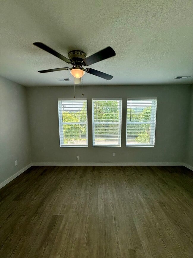 Building Photo - Knoxville 37921 - 2 bedroom 1.5 bath - cal...