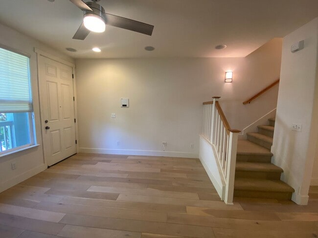 Building Photo - Newer Multi-Level Downtown Townhouse with Double Master Bedrooms