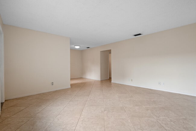 Building Photo - 1106 NE 16th Ct
