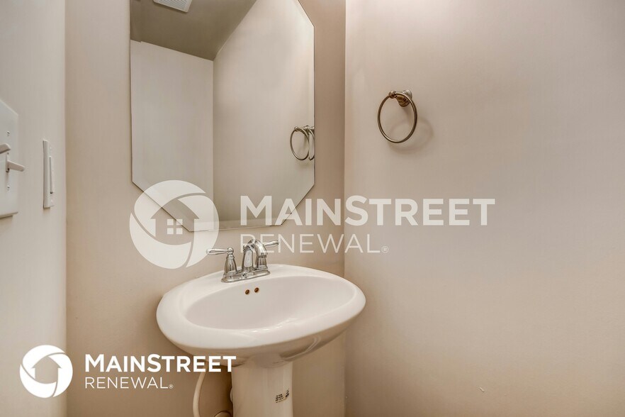 Building Photo - 6672 Woodford Ln