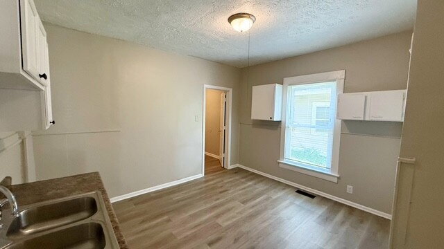 Building Photo - CENTER TOWNSHIP 3 BEDROOM DUPLEX AVAILABLE NOW!  ACCEPTS SECTION 8