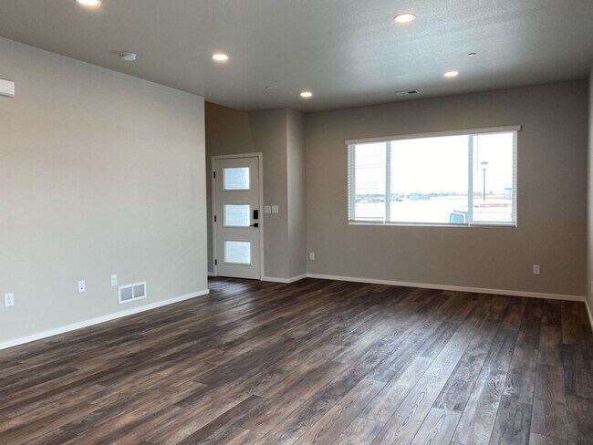 Building Photo - Stunning Townhome in Northridge Trails