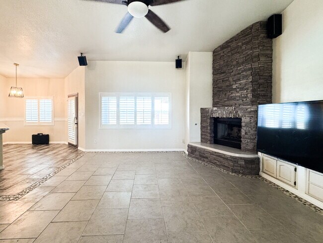 Building Photo - “Spacious 4-Bedroom, 2-Bathroom Home with Pool in Tamarack”