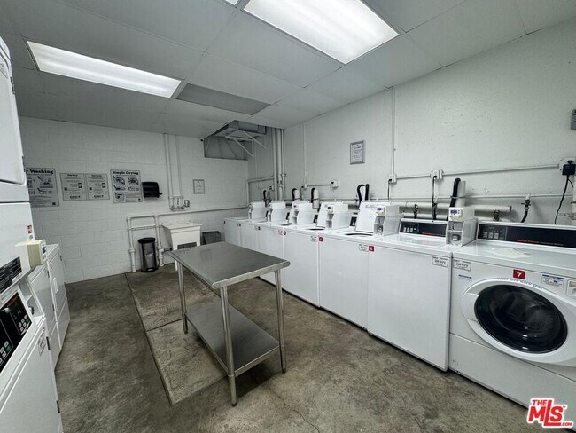 Building Photo - 960 Larrabee St