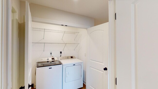 Building Photo - 3 Bedroom End Unit