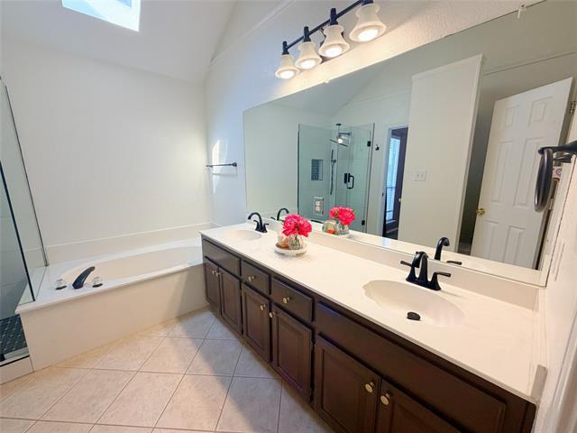 Building Photo - 2213 Chapman Dr