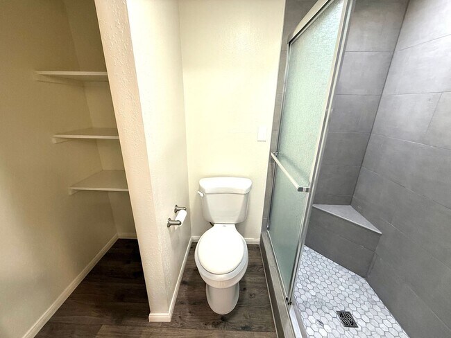 Building Photo - Upgraded townhome by Southgate Golf Course - Small dogs allowed
