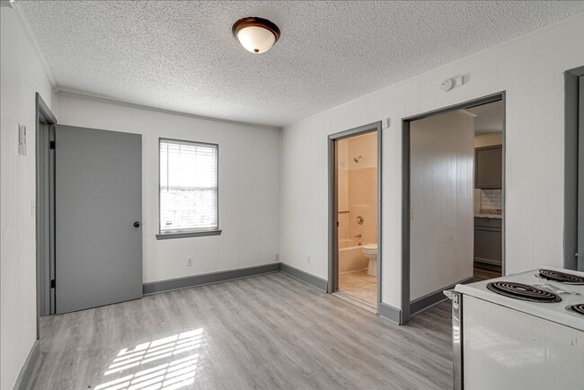 Building Photo - 2004 Wilson St