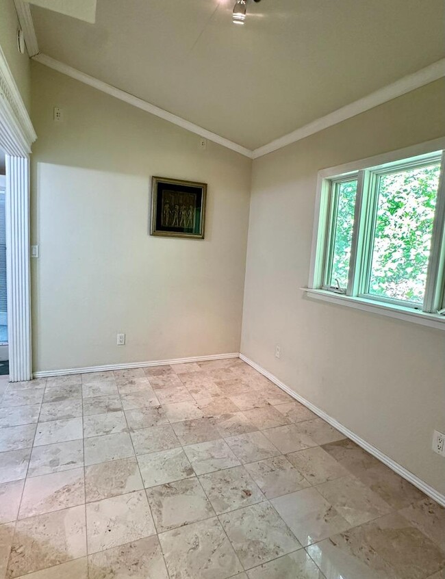Building Photo - 3038 Canyon Rd