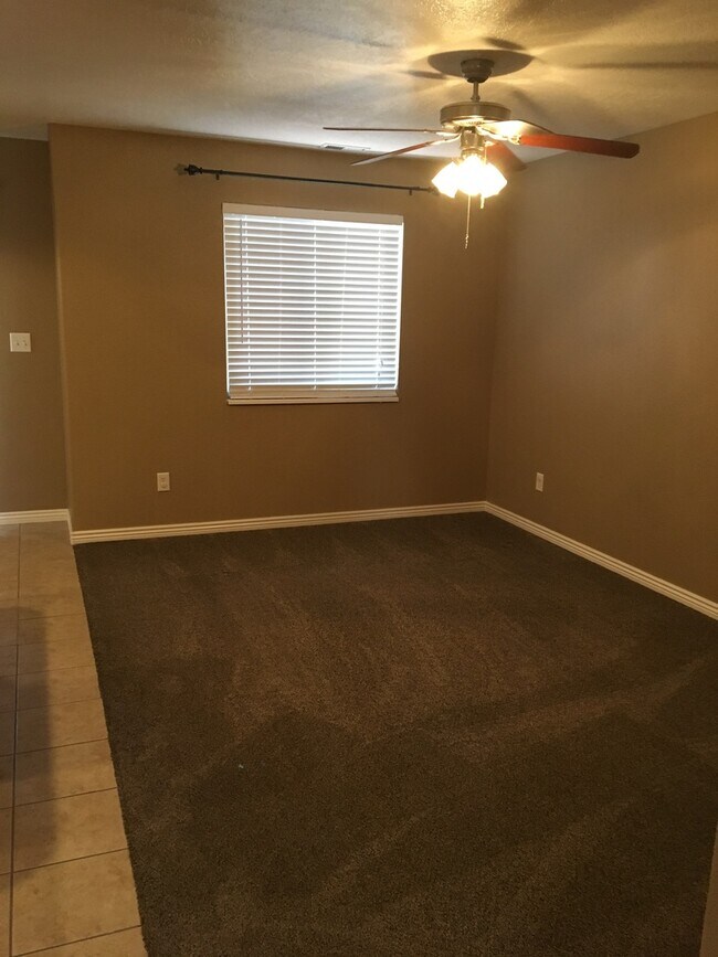 Building Photo - Desired Hidden Valley Town Home!