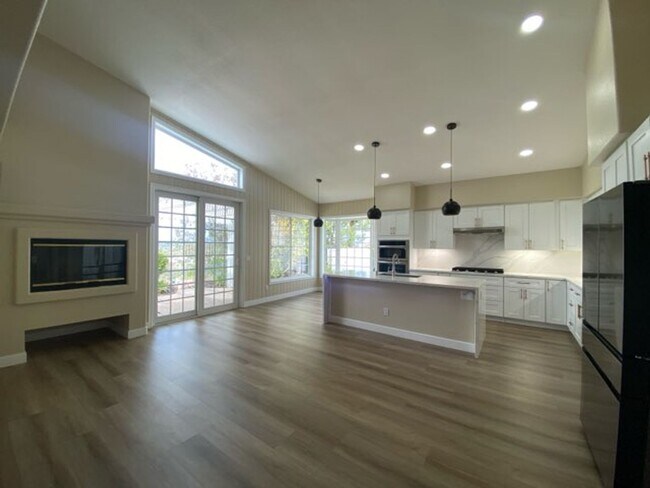 Building Photo - 3+ bd 2.5bth in The Summit of Ocean Hills