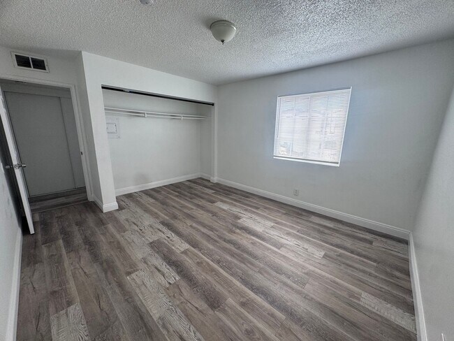 Building Photo - One bedroom, One bath. Downstairs unit. 89101
