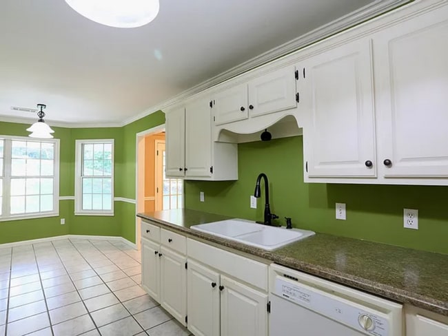 Building Photo - 3 Bed/2 Bath